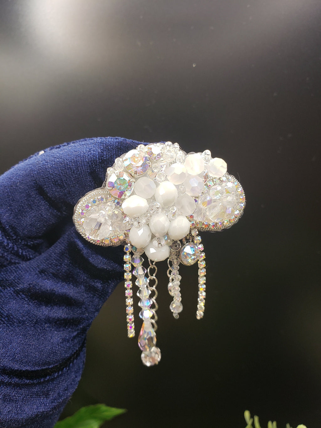 Crystal Cloud Brooch: elegant white pin