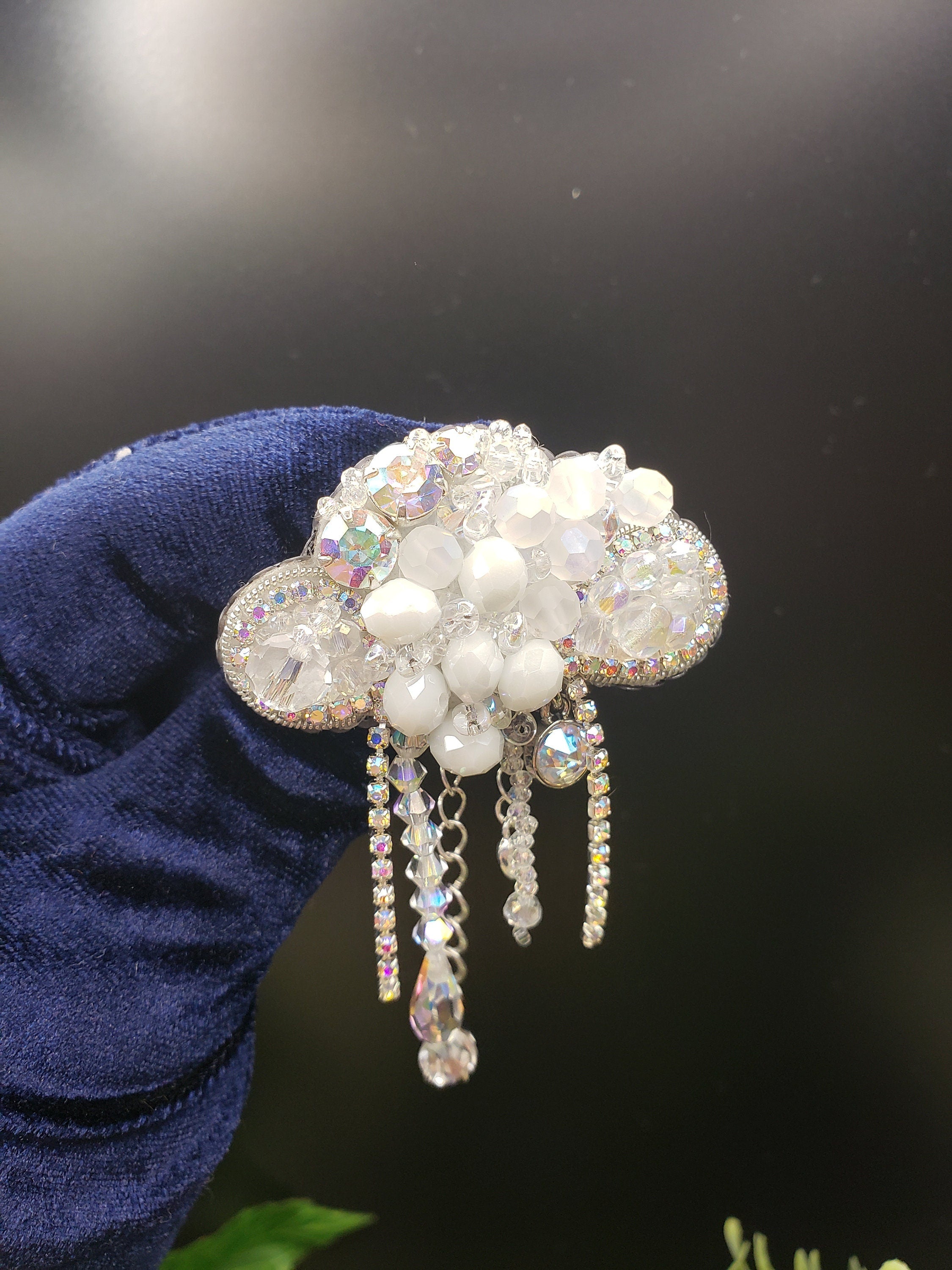 Crystal Cloud Brooch: elegant white pin