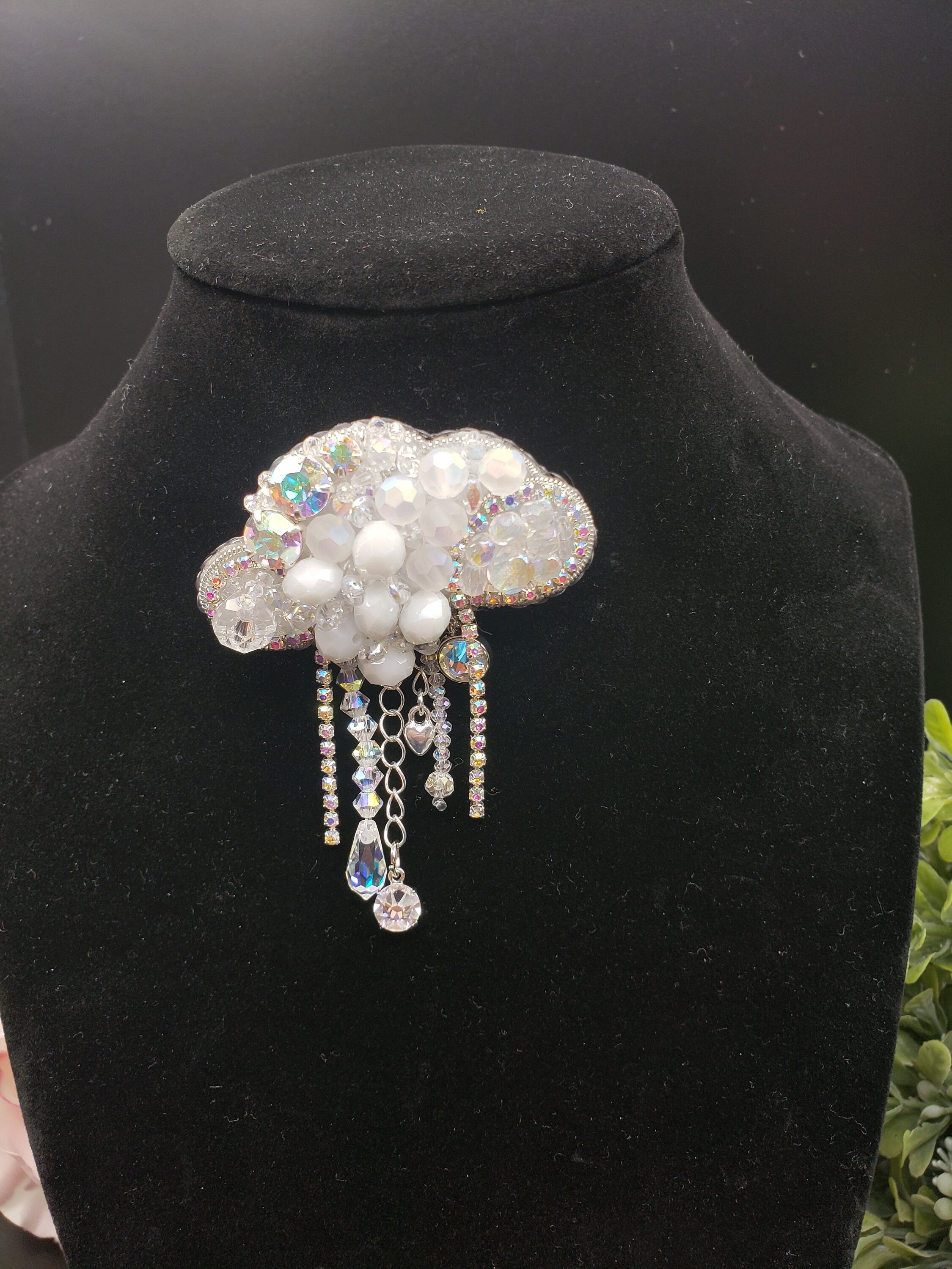 Crystal Cloud Brooch: elegant white pin