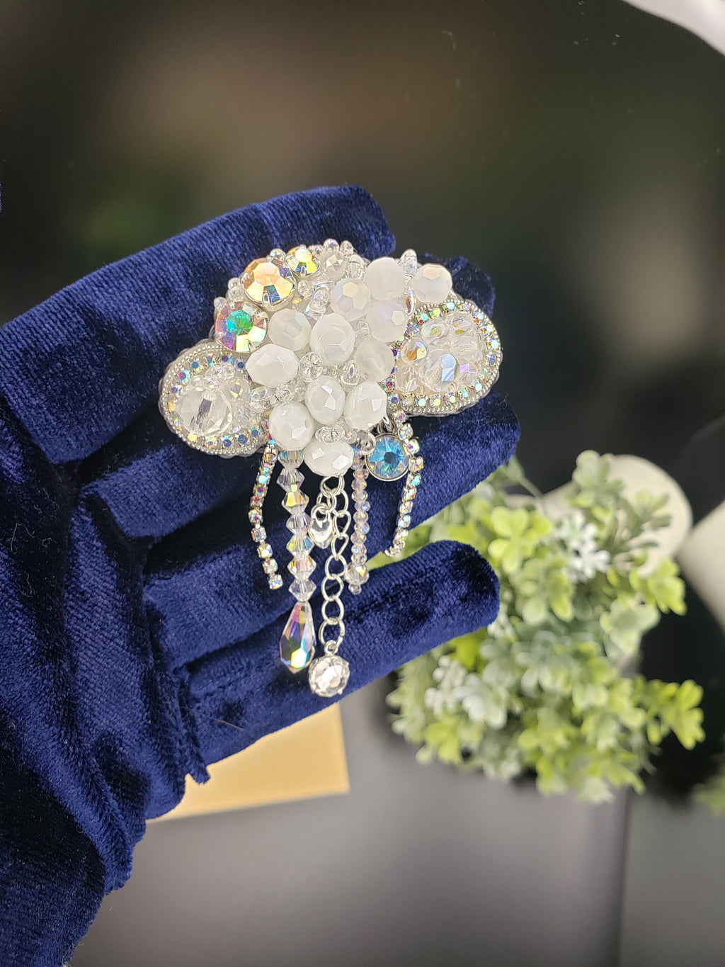 Crystal Cloud Brooch: elegant white pin