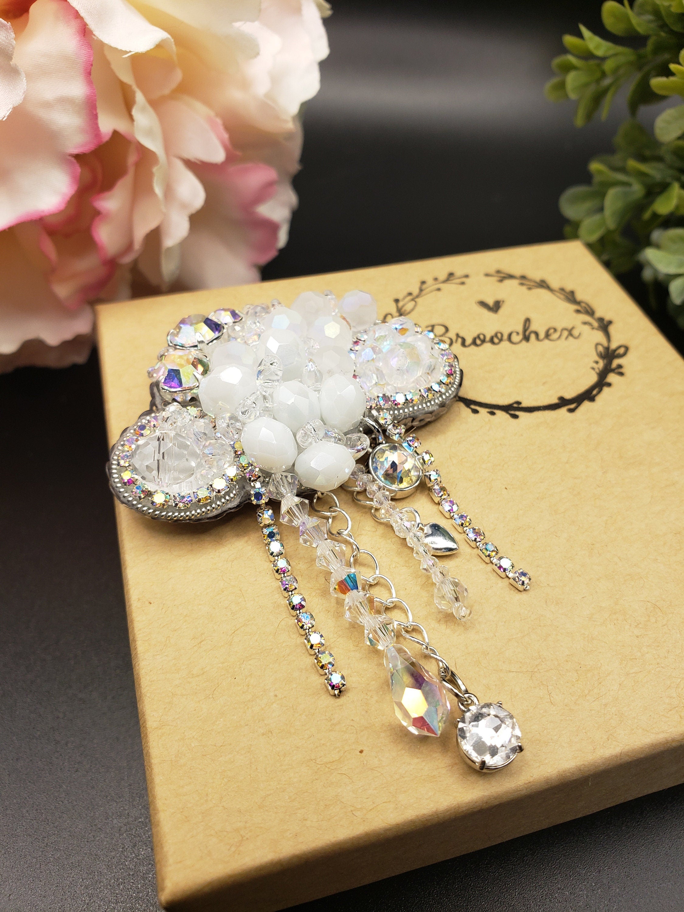 Crystal Cloud Brooch: elegant white pin