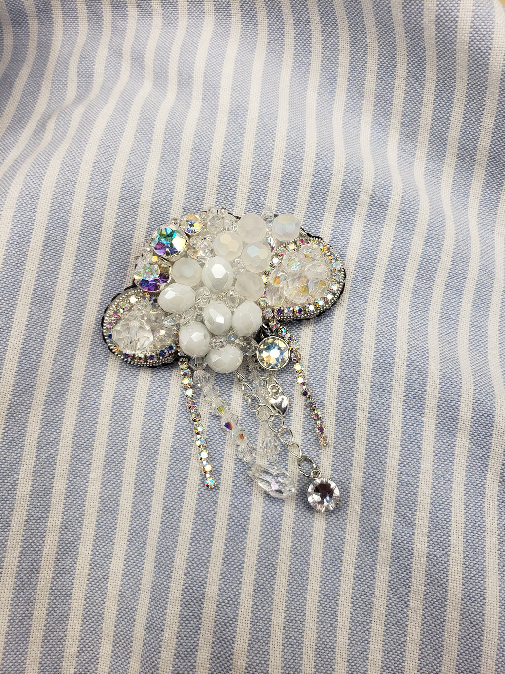 Crystal Cloud Brooch: elegant white pin