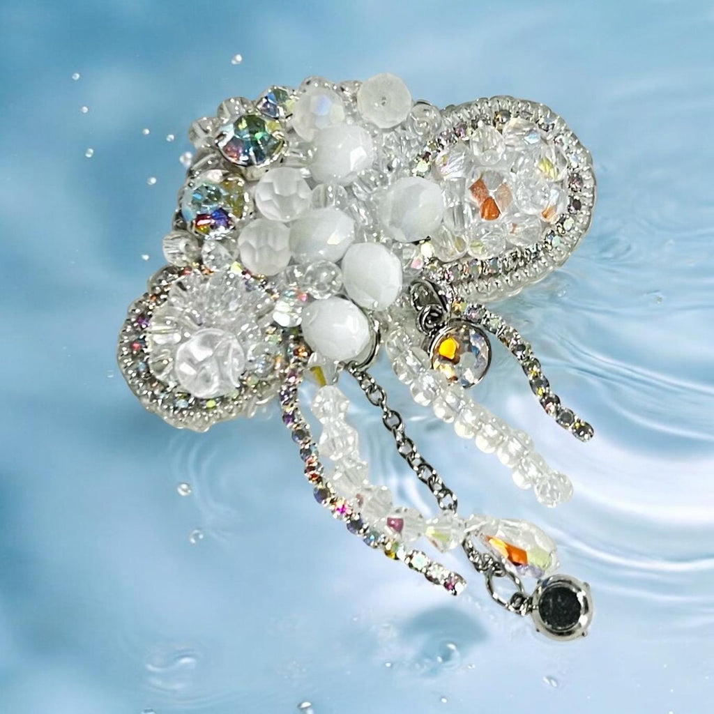 Crystal Cloud Brooch: elegant white pin