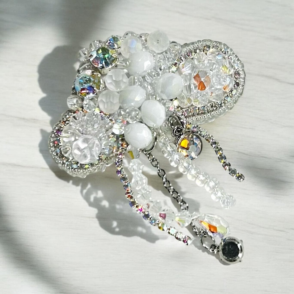 Crystal Cloud Brooch: elegant white pin