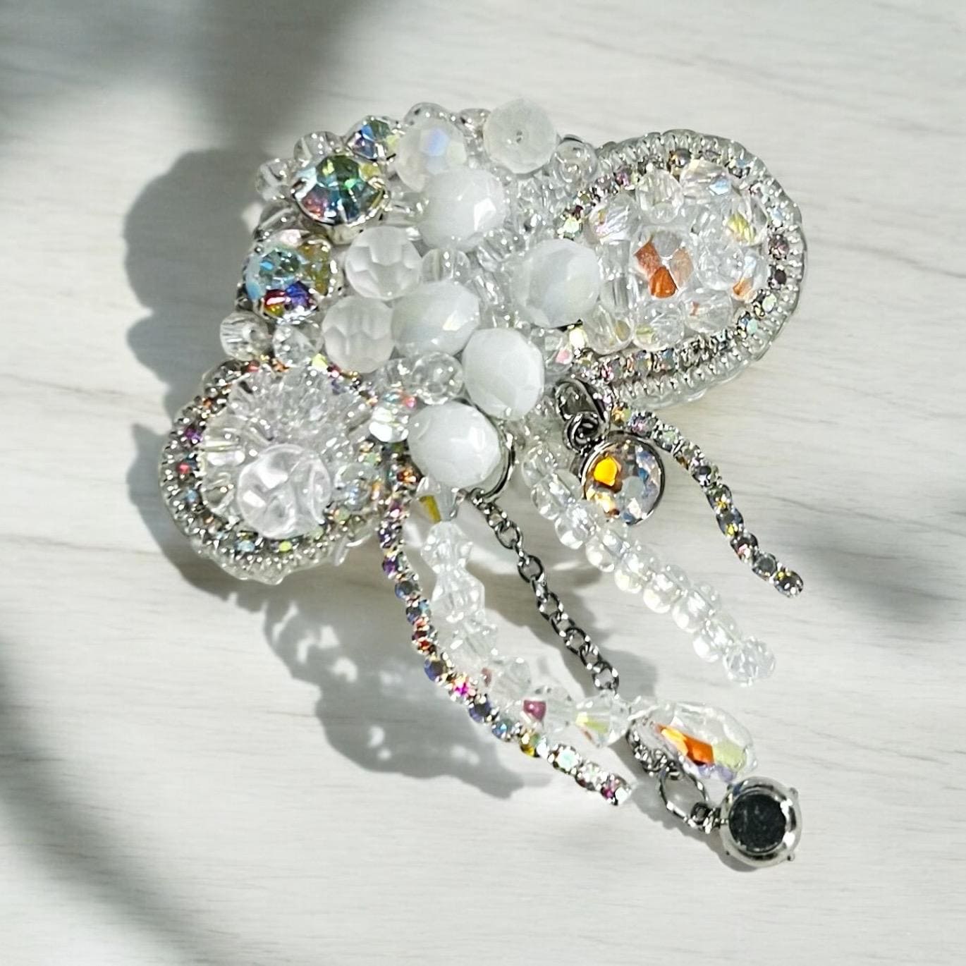 Crystal Cloud Brooch: elegant white pin