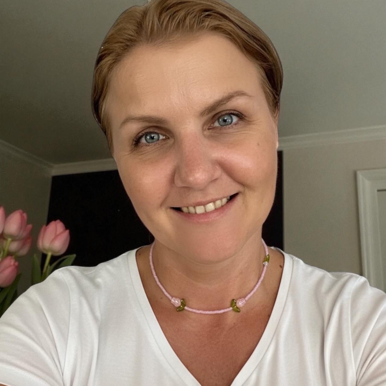 Glass Tulip Necklace – Dainty Flower Choker, Handmade Beaded Jewelry