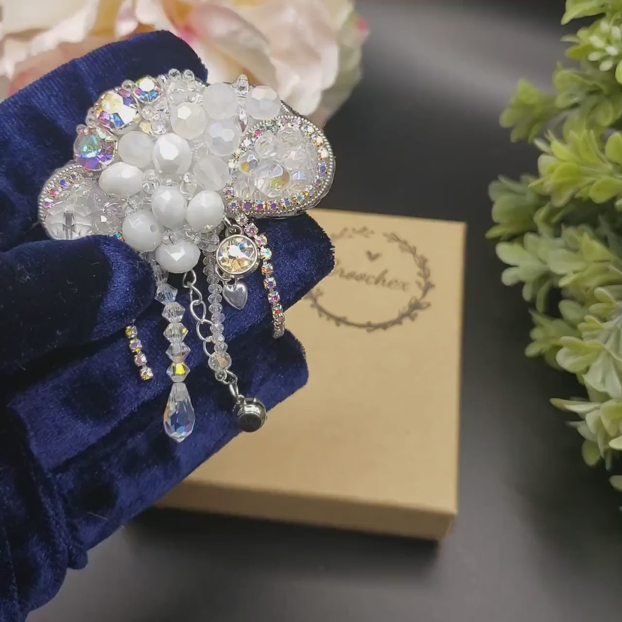 Crystal Cloud Brooch: elegant white pin